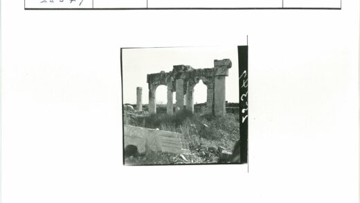 古代石柱拱门遗迹景观.jpg