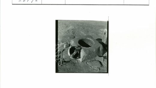 古代石磨与编织篮特写.jpg