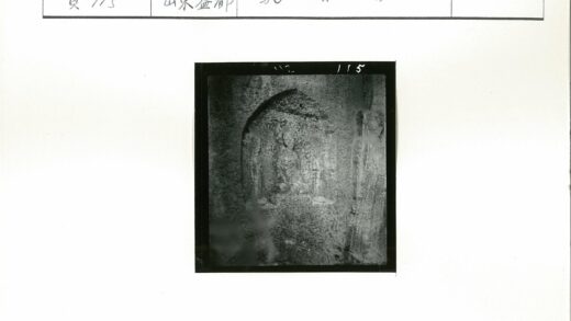 古代石雕坐像与立像.jpg
