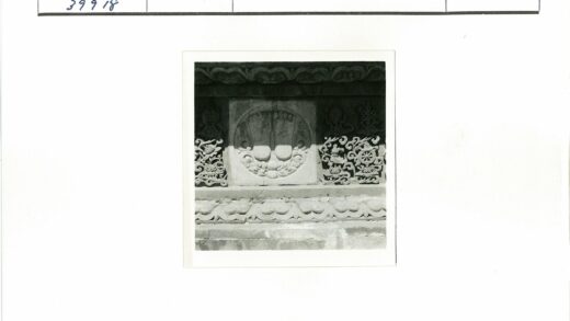 古代石雕花卉与圆形符号细节.jpg