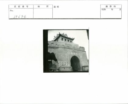 古代砖拱门防御工事与马车.jpg