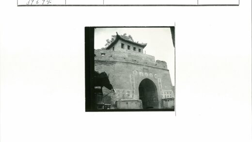 古代砖拱门防御工事与马车.jpg