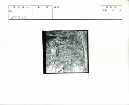 古代神人花卉墙壁雕刻艺术.jpg