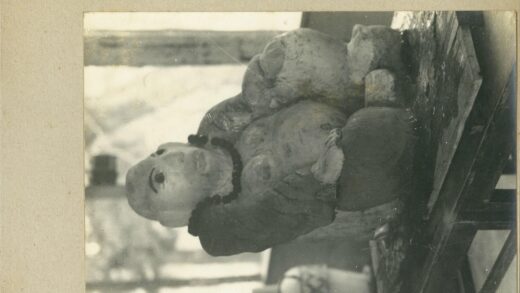 古代神像石雕坐像特写.jpg