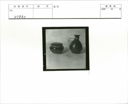 古代陶器罐与绳系花瓶展示.jpg