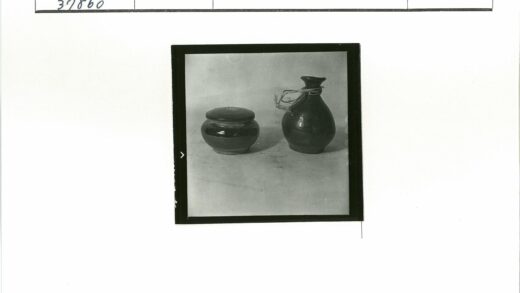 古代陶器罐与绳系花瓶展示.jpg