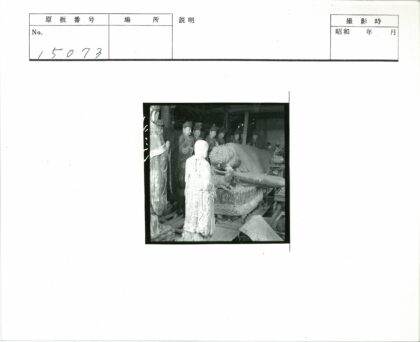 古代雕像与木结构室内展示.jpg