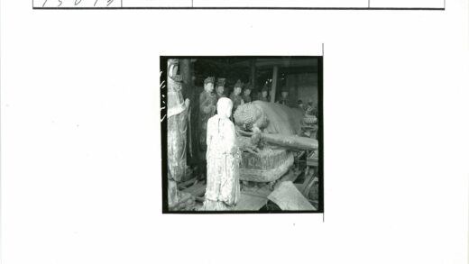 古代雕像与木结构室内展示.jpg