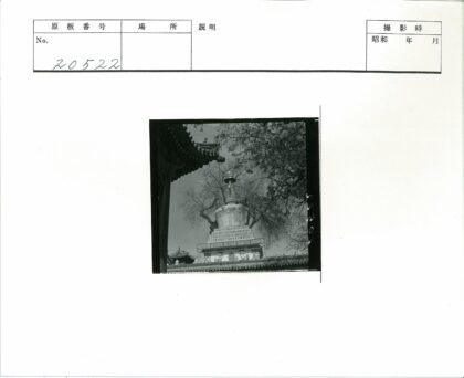 古佛塔与华丽建筑园林景观.jpg