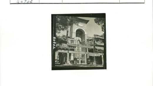 古佛塔建筑与脚手架景观.jpg