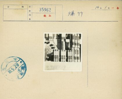 古典书籍堆叠艺术展示.jpg