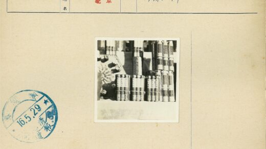 古典书籍堆叠艺术展示.jpg