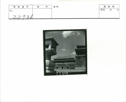 古典庭院建筑与多云天空.jpg