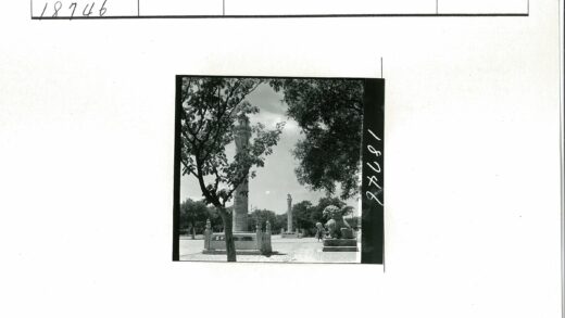 古典庭院绿荫狮子柱景.jpg