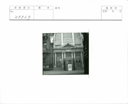 古典建筑入口与电影海报.jpg