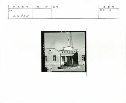 古典建筑入口与花坛景观.jpg