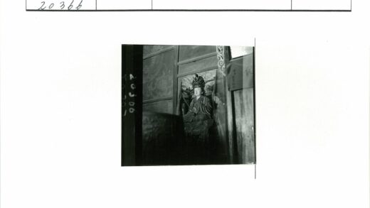 古典建筑内静思雕像.jpg