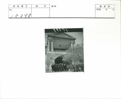 古典建筑前的人群与自然景观.jpg