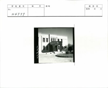 古典建筑前花园景观.jpg