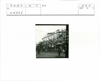 古典建筑前街景生活.jpg
