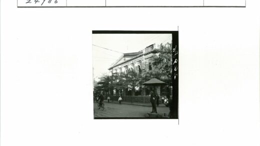 古典建筑前街景生活.jpg