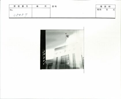 古典建筑旗帜飘扬多云天空.jpg