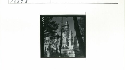 古典建筑柱廊与尖塔景观.jpg