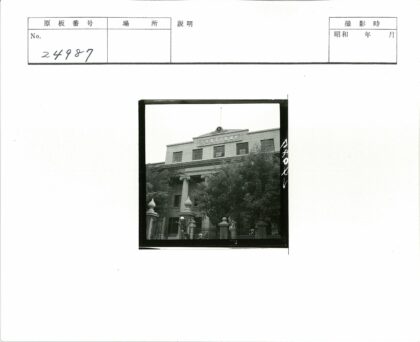 古典建筑柱式立面与铭文特写.jpg