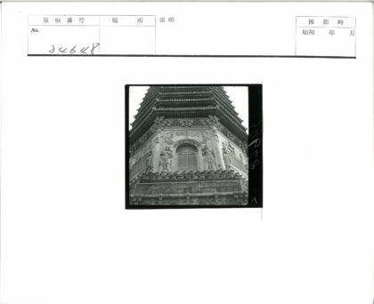 古典建筑石雕与窗饰细节.jpg