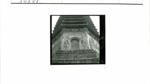 古典建筑石雕与窗饰细节.jpg