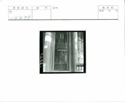 古典建筑精细雕刻柱窗光影.jpg