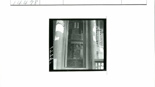 古典建筑精细雕刻柱窗光影.jpg