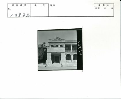 古典建筑阳台与石砌入口.jpg