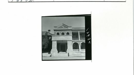 古典建筑阳台与石砌入口.jpg