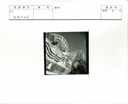 古典建筑雕花与蓝天树影.jpg
