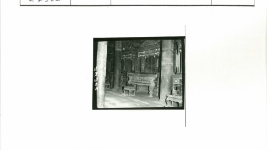 古典木雕家具与石柱室内景.jpg