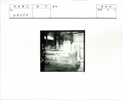 古典石墓景观与瓦顶建筑.jpg