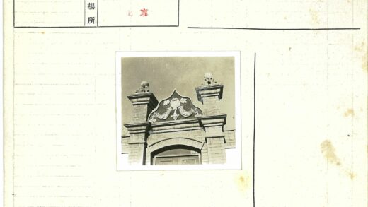 古典砖砌建筑入口装饰特写.jpg