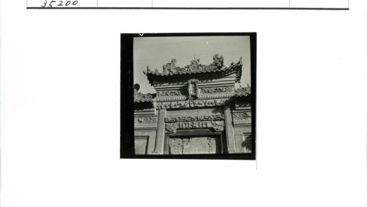 古典雕刻石大门晴空背景.jpg