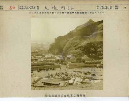 古城墙外人潮马车与远山.jpg
