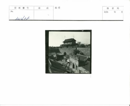 古城门与传统建筑街景.jpg