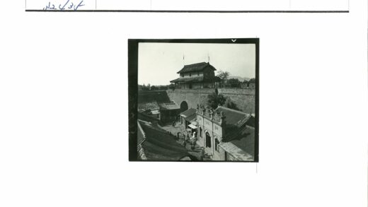 古城门与传统建筑街景.jpg