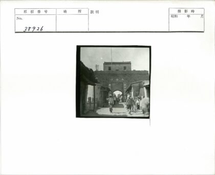 古城门与电线塔的街景.jpg