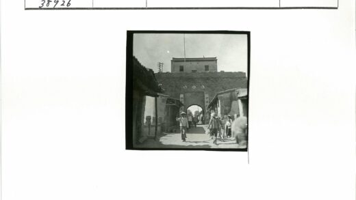 古城门与电线塔的街景.jpg