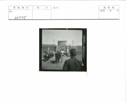 古城门前的黄包车与行人.jpg