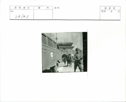 古城门旁士兵与行人经过.jpg