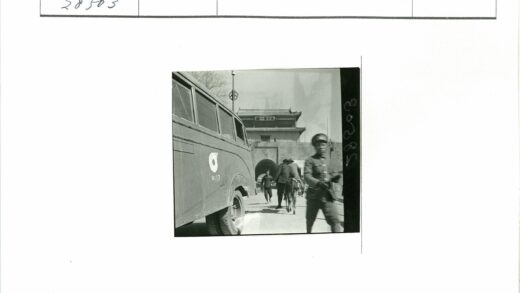 古城门旁士兵与行人经过.jpg