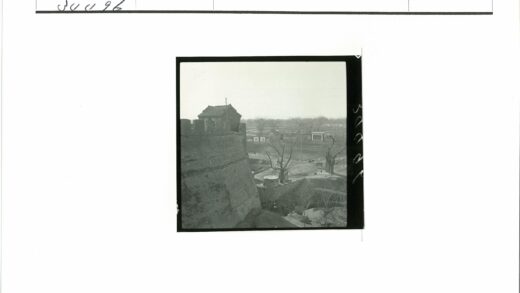 古堡石墙与冬日村落景色.jpg
