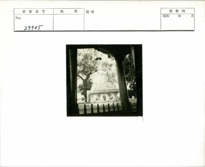 古塔与树影栅栏亭台景观.jpg