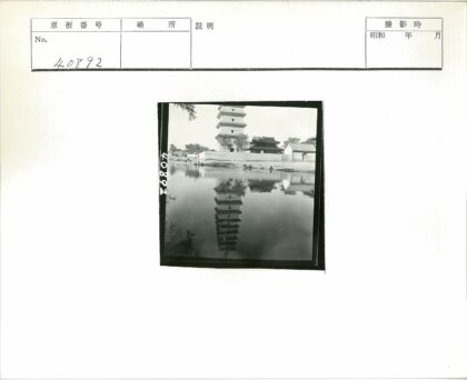 古塔倒影湖畔游人.jpg